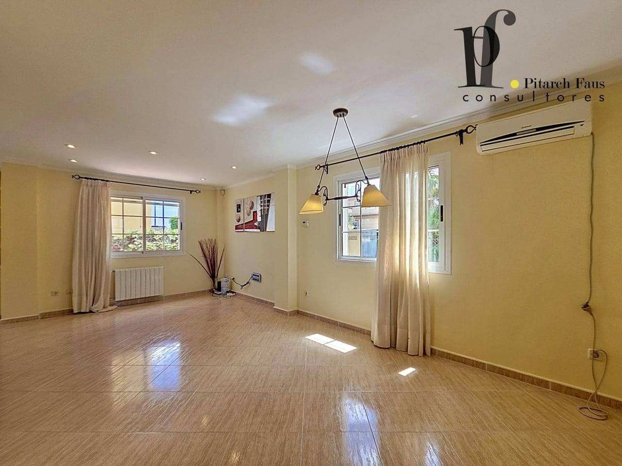 4 Zimmer Villa zu verkaufen in La Pobla de Vallbona mit Pool Garage - 465.000 € (Ref: 9827402)