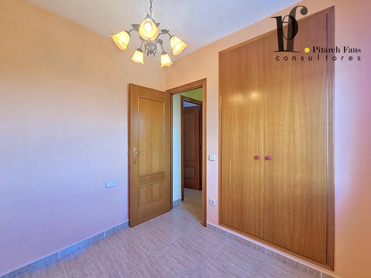 4 Zimmer Villa zu verkaufen in La Pobla de Vallbona mit Pool Garage - 465.000 € (Ref: 9827402)