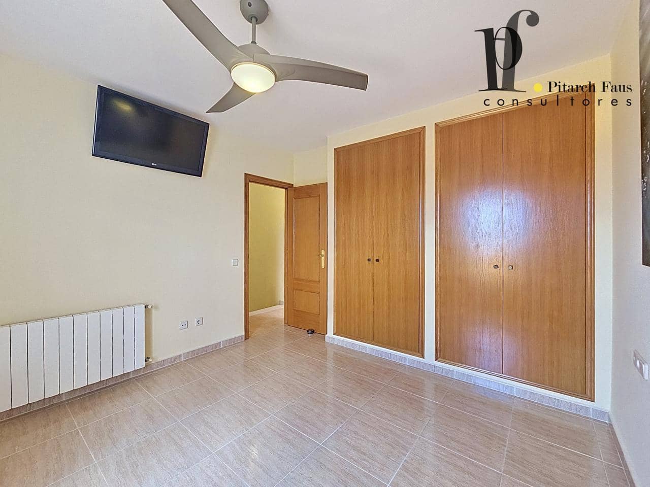 4 Zimmer Villa zu verkaufen in La Pobla de Vallbona mit Pool Garage - 465.000 € (Ref: 9827402)