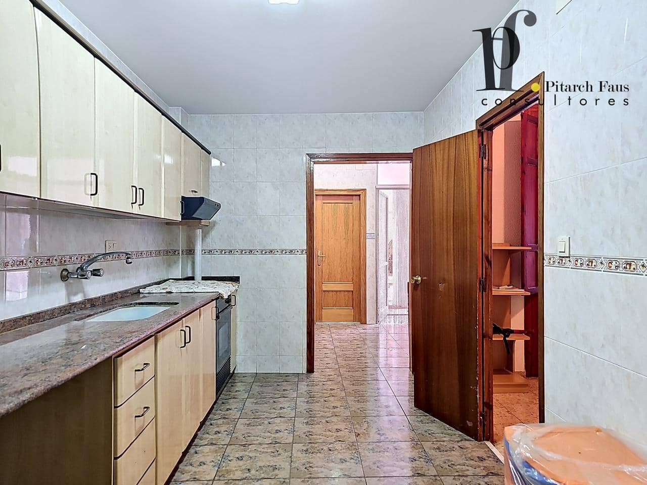 6 soverom Villa til salgs i La Pobla de Vallbona med garasje - € 280 000 (Ref: 9830127)