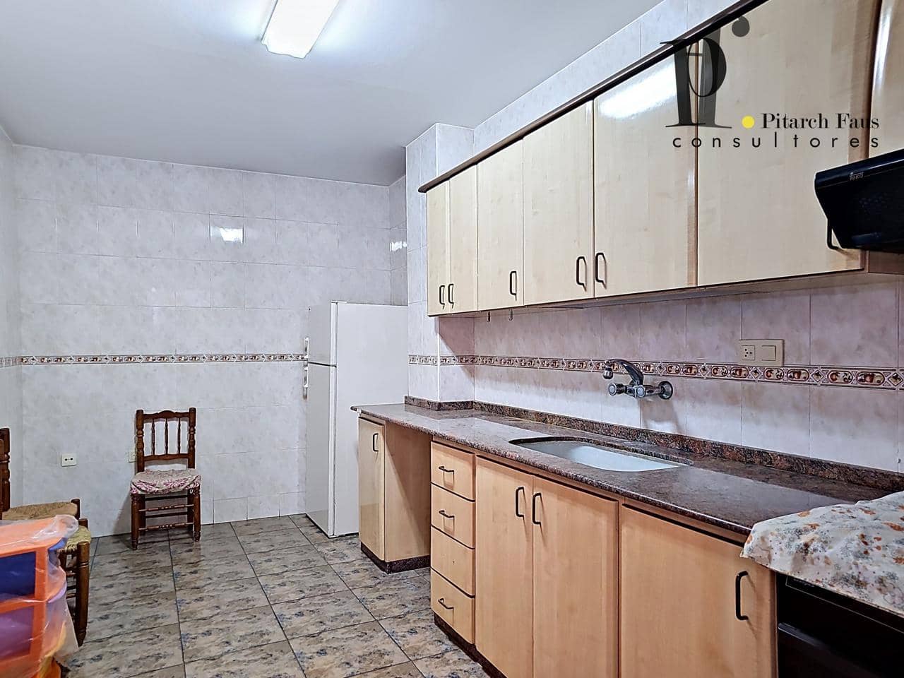 6 soverom Villa til salgs i La Pobla de Vallbona med garasje - € 280 000 (Ref: 9830127)