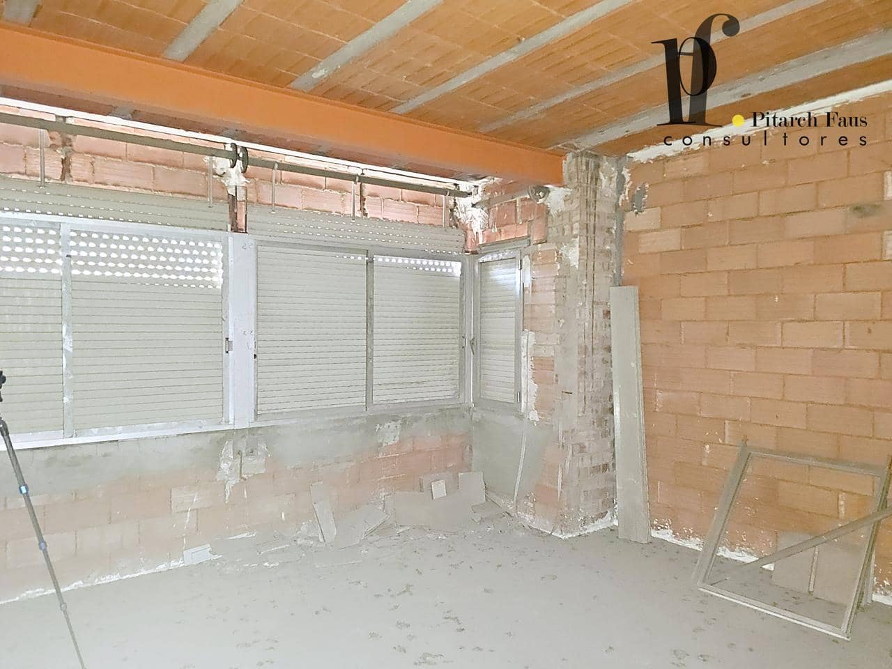 6 soverom Villa til salgs i La Pobla de Vallbona med garasje - € 280 000 (Ref: 9830127)