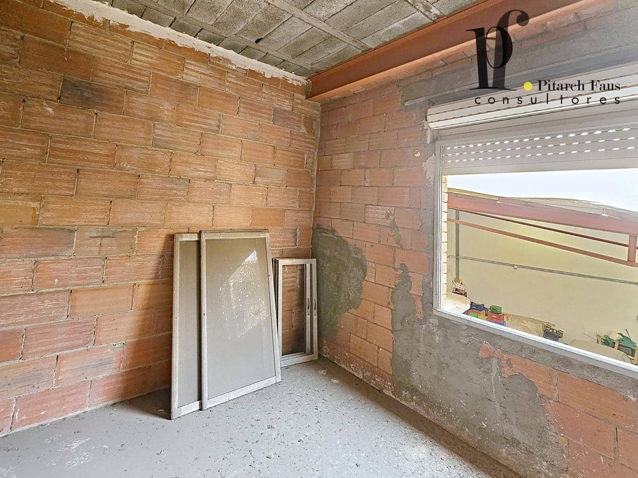 6 soverom Villa til salgs i La Pobla de Vallbona med garasje - € 280 000 (Ref: 9830127)