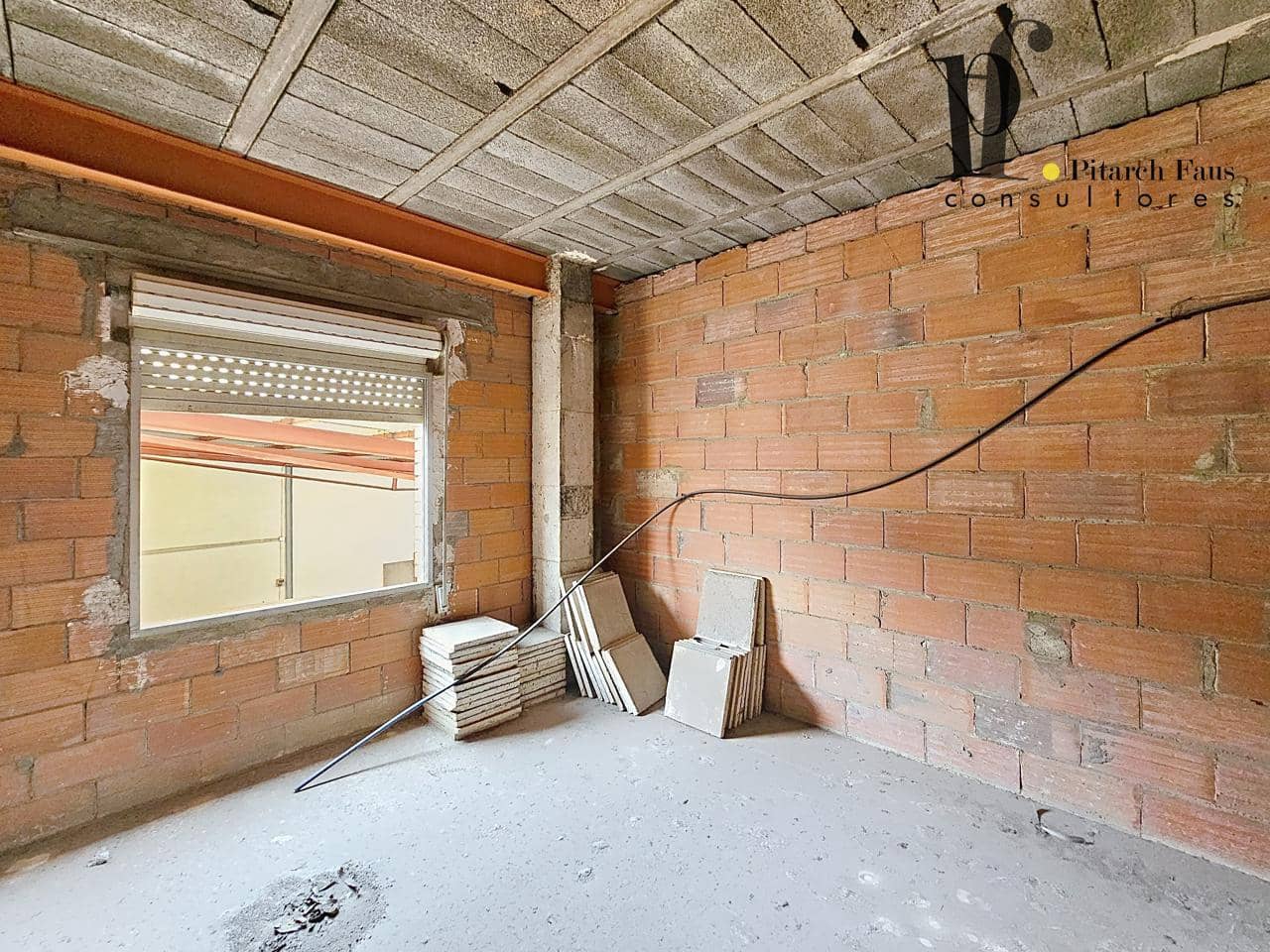 6 soverom Villa til salgs i La Pobla de Vallbona med garasje - € 280 000 (Ref: 9830127)