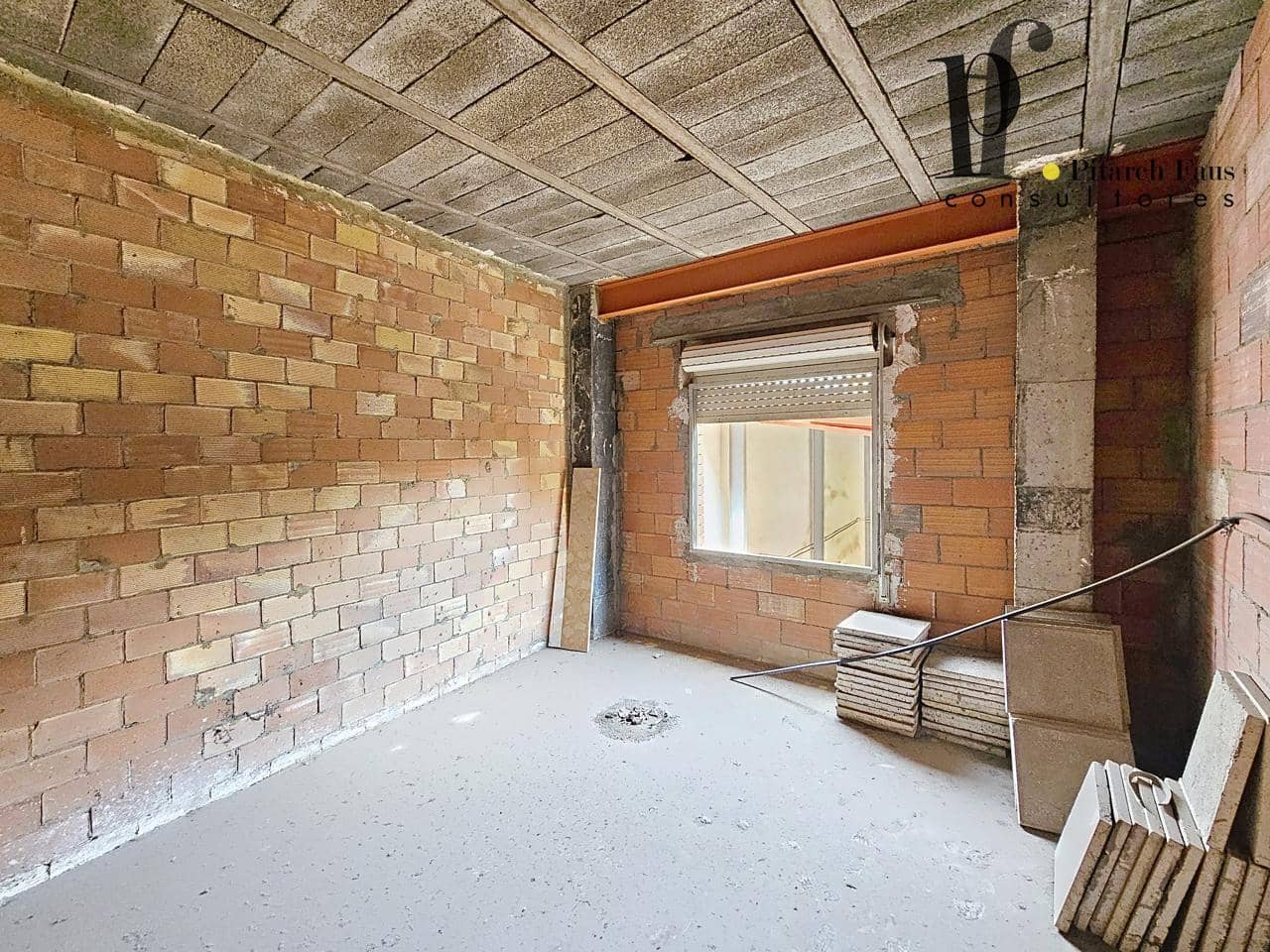 6 soverom Villa til salgs i La Pobla de Vallbona med garasje - € 280 000 (Ref: 9830127)