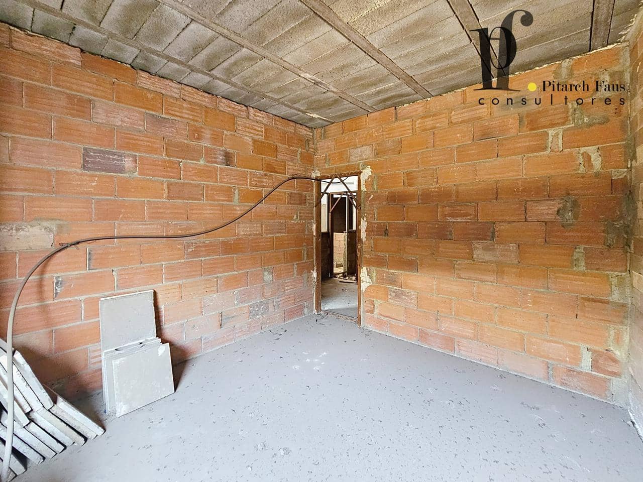 6 soverom Villa til salgs i La Pobla de Vallbona med garasje - € 280 000 (Ref: 9830127)