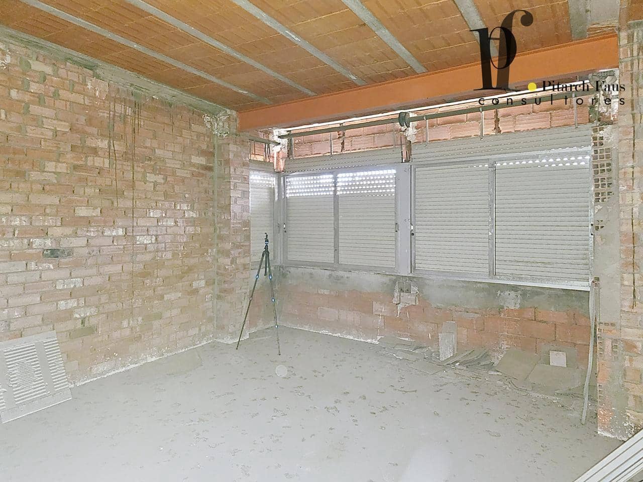 6 soverom Villa til salgs i La Pobla de Vallbona med garasje - € 280 000 (Ref: 9830127)