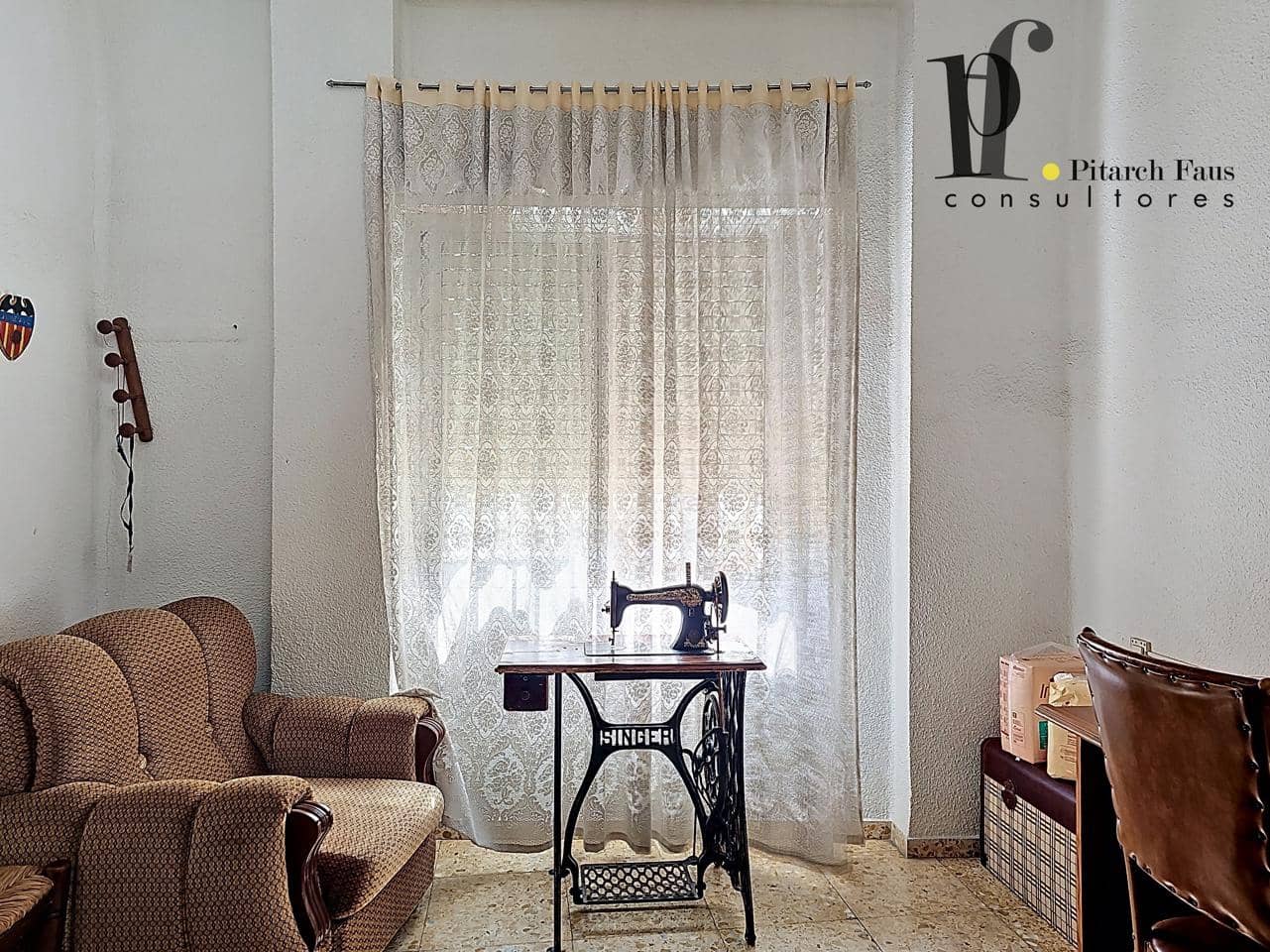 6 soverom Villa til salgs i La Pobla de Vallbona med garasje - € 280 000 (Ref: 9830127)