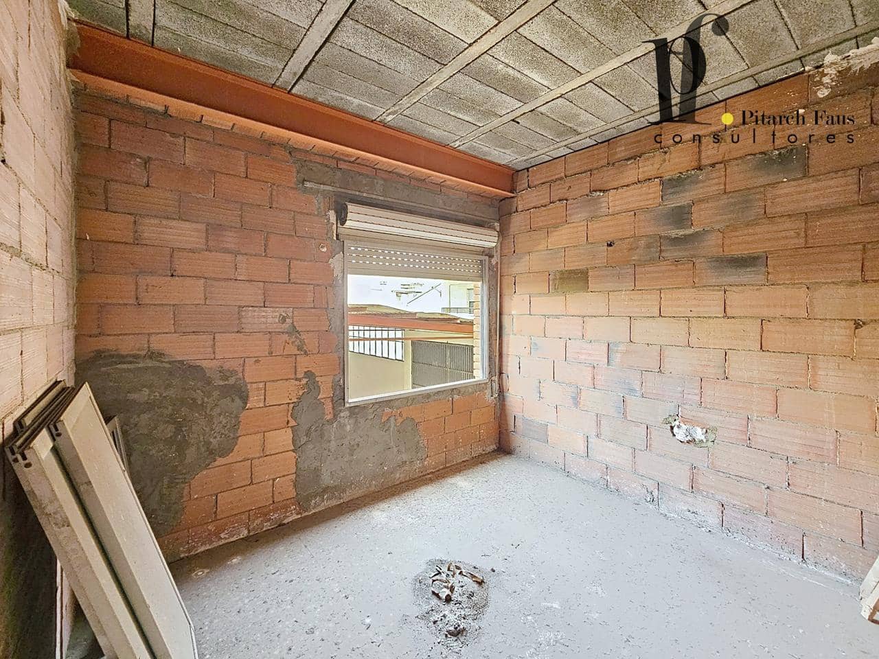 6 soverom Villa til salgs i La Pobla de Vallbona med garasje - € 280 000 (Ref: 9830127)
