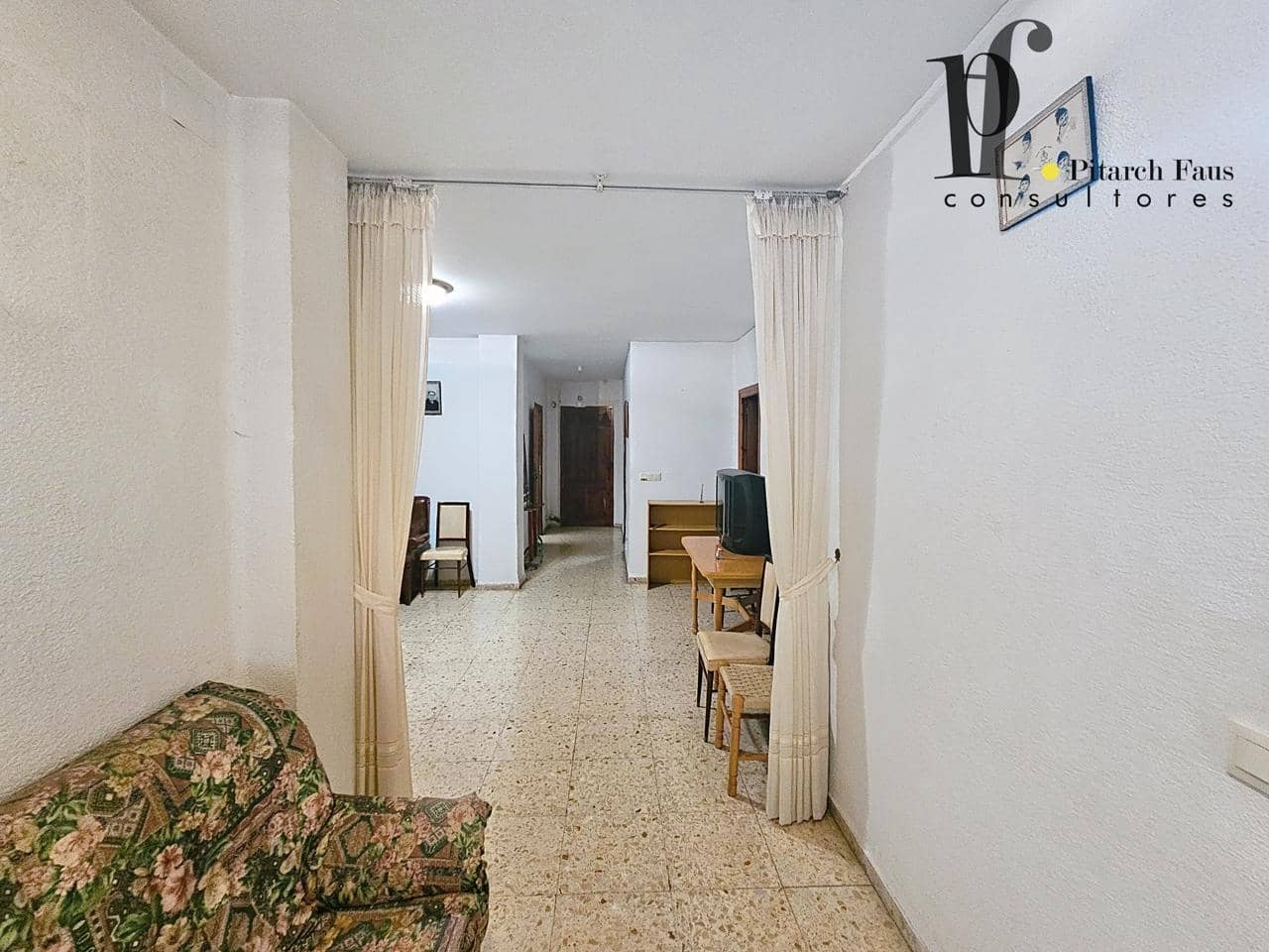 6 bedroom Villa for sale in La Pobla de Vallbona with garage - € 280,000 (Ref: 9830127)