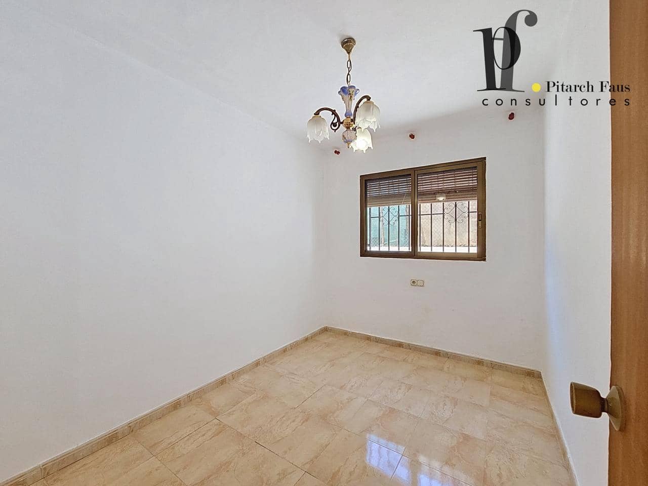 3 makuuhuone Huvila myytävänä paikassa La Pobla de Vallbona - 245 000 € (Ref: 9895439)