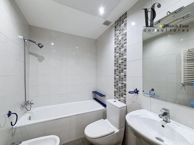 4 bedroom Villa for sale in La Pobla de Vallbona with pool - € 409,000 (Ref: 9928361)