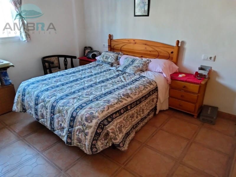 4 bedroom Villa for sale in Oliva with garage - € 380,000 (Ref: 9491472)