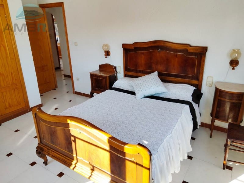 4 bedroom Villa for sale in Oliva with garage - € 380,000 (Ref: 9491472)