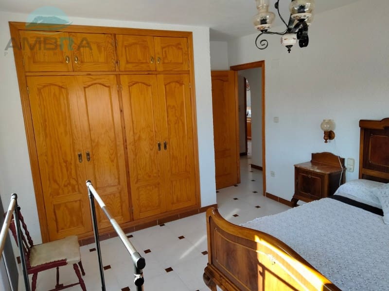 4 bedroom Villa for sale in Oliva with garage - € 380,000 (Ref: 9491472)
