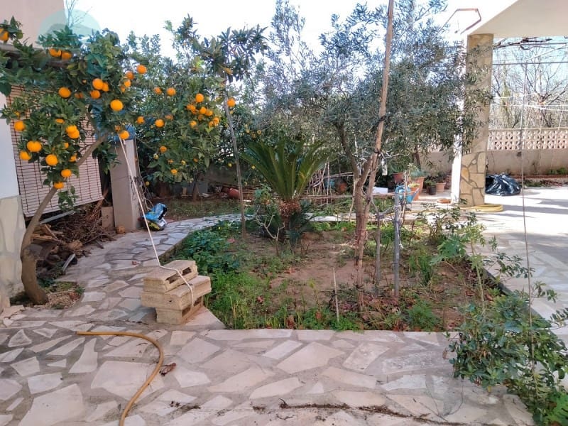 4 bedroom Villa for sale in Oliva with garage - € 380,000 (Ref: 9491472)