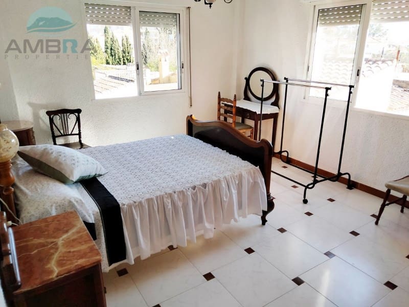 4 bedroom Villa for sale in Oliva with garage - € 380,000 (Ref: 9491472)