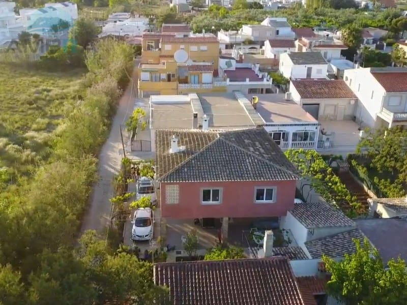 4 bedroom Villa for sale in Oliva with garage - € 380,000 (Ref: 9491472)