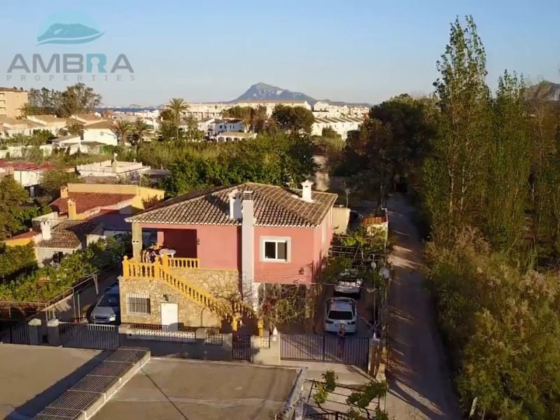 4 bedroom Villa for sale in Oliva with garage - € 380,000 (Ref: 9491472)