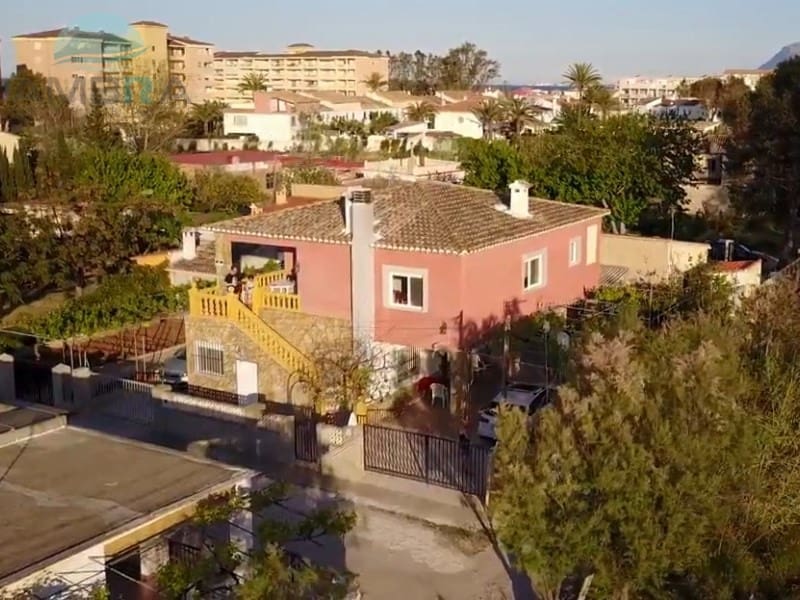 4 bedroom Villa for sale in Oliva with garage - € 380,000 (Ref: 9491472)