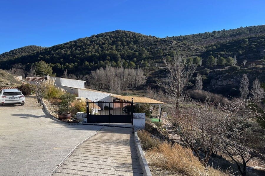 4 bedroom Finca/Country House for sale in Huescar with pool garage - € 275,000 (Ref: 10009705)
