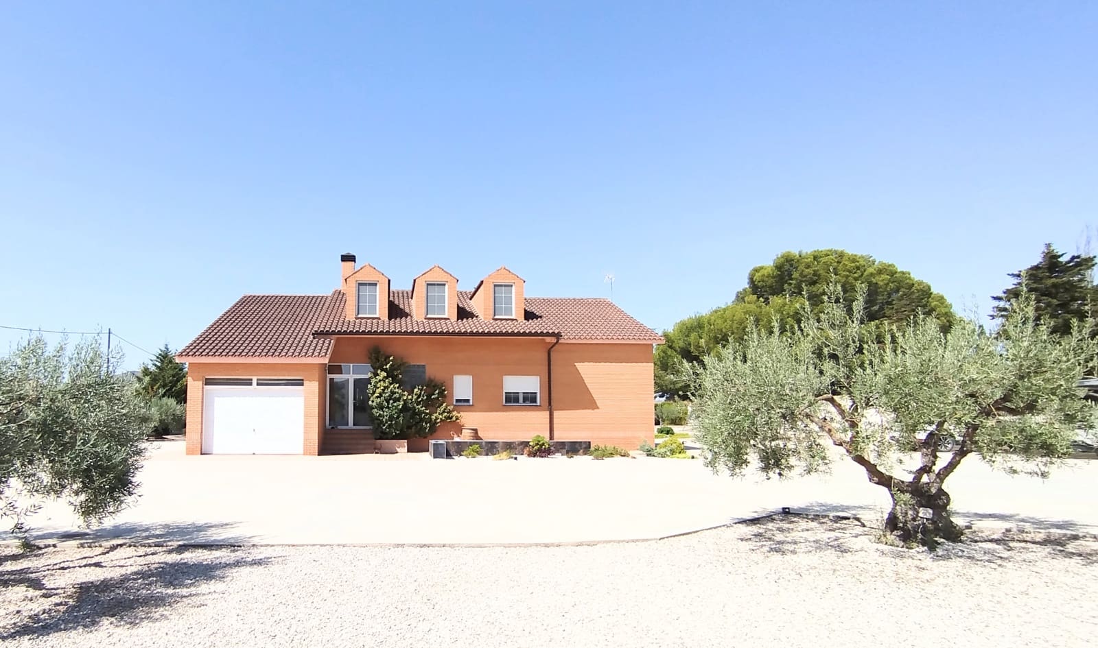 4 bedroom Villa for sale in Yecla with pool garage - € 685,000 (Ref: 10029865)