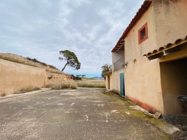 8 soveværelse Semi-Rækkehus til salg i Pinoso - € 205.000 (Ref: 8207030)