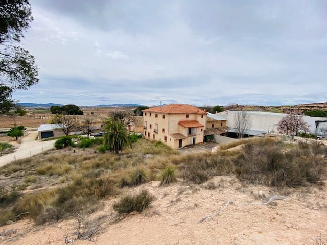 8 soveværelse Semi-Rækkehus til salg i Pinoso - € 205.000 (Ref: 8207030)