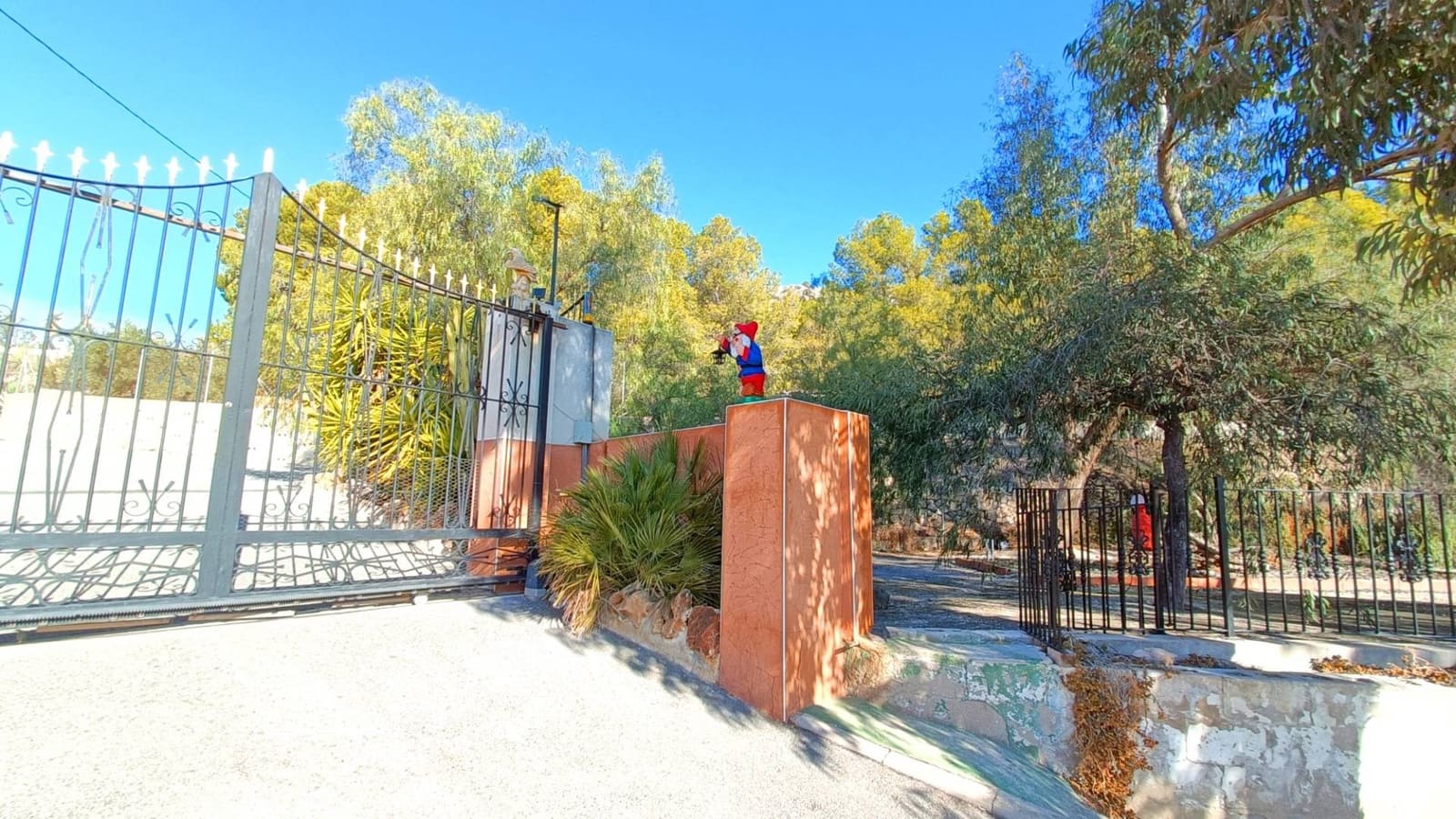 4 soveværelse Finca/Landehus til salg i La Romana med swimmingpool garage - € 320.000 (Ref: 9261958)