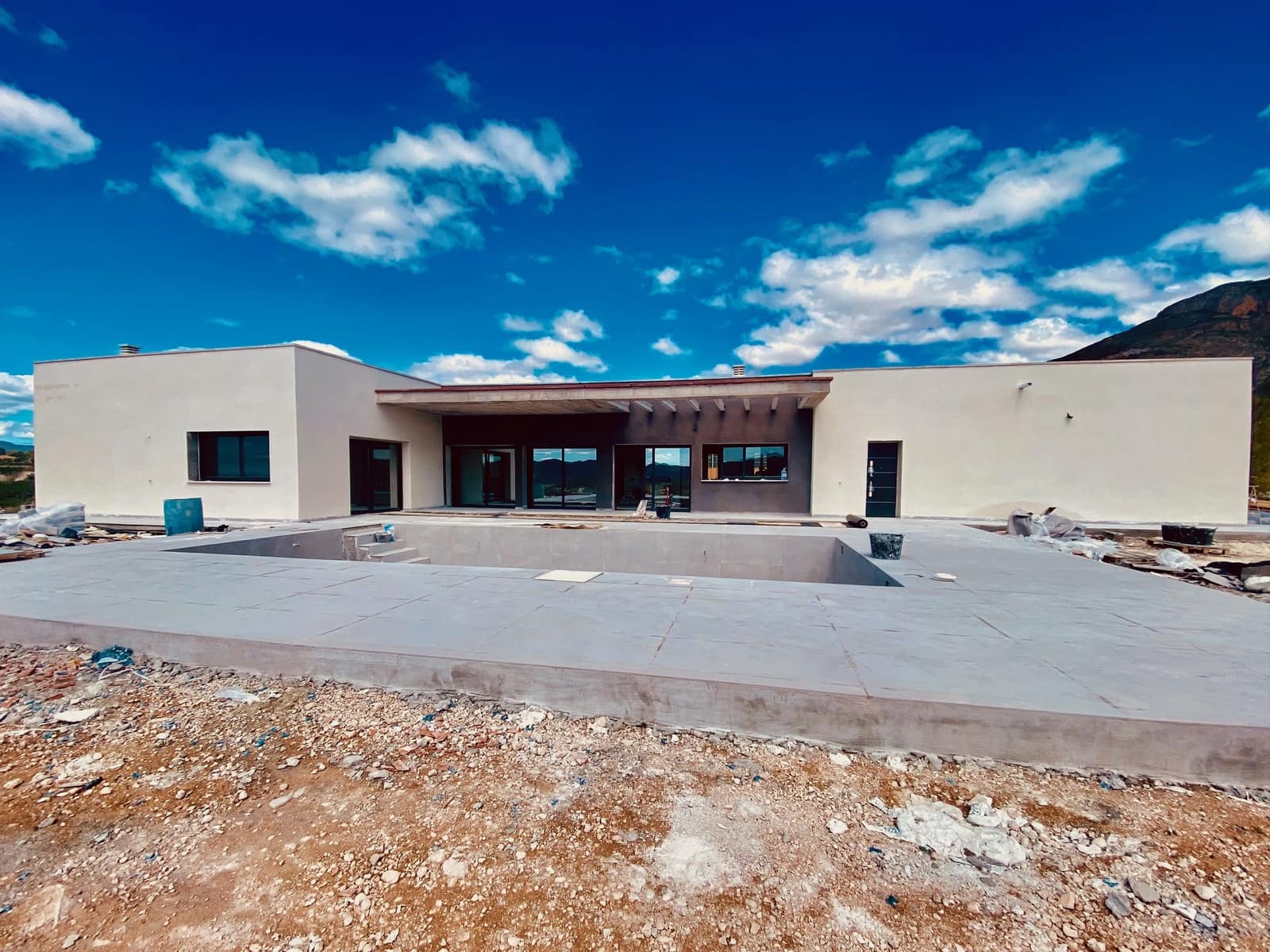 3 makuuhuone Huvila myytävänä paikassa Macisvenda mukana uima-altaan 
autotalli - 419 950 € (Ref: 9778972)