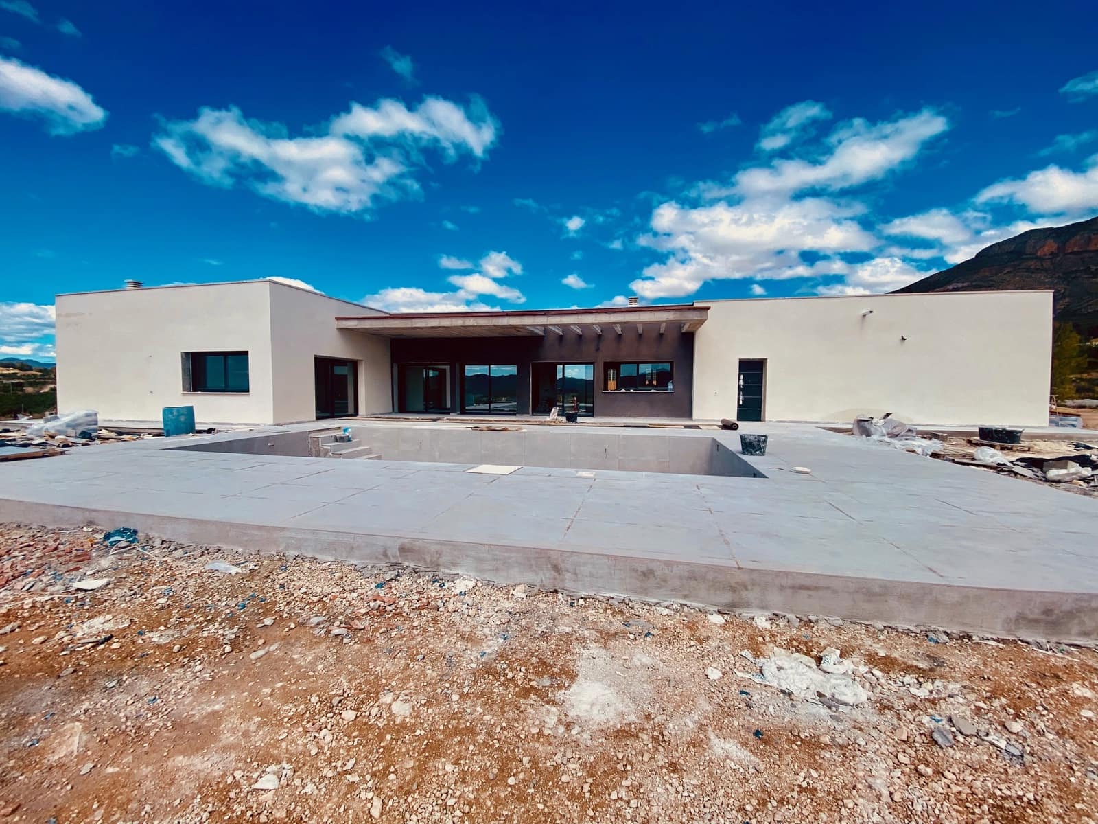 3 makuuhuone Huvila myytävänä paikassa Macisvenda mukana uima-altaan 
autotalli - 419 950 € (Ref: 9778972)