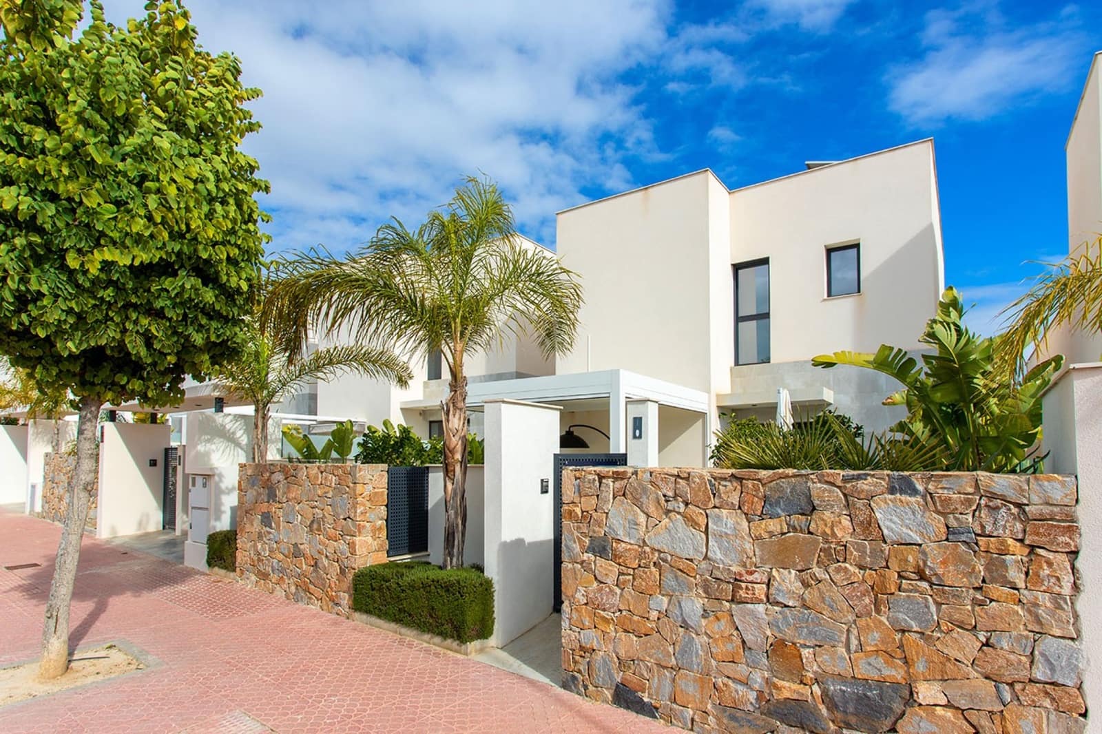 3 bedroom Townhouse for sale in Ciudad Quesada with pool garage - € 749,000 (Ref: 9848192)