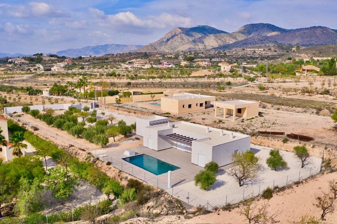 3 soveværelse Villa til salg i Pinoso med swimmingpool garage - € 365.000 (Ref: 9932114)