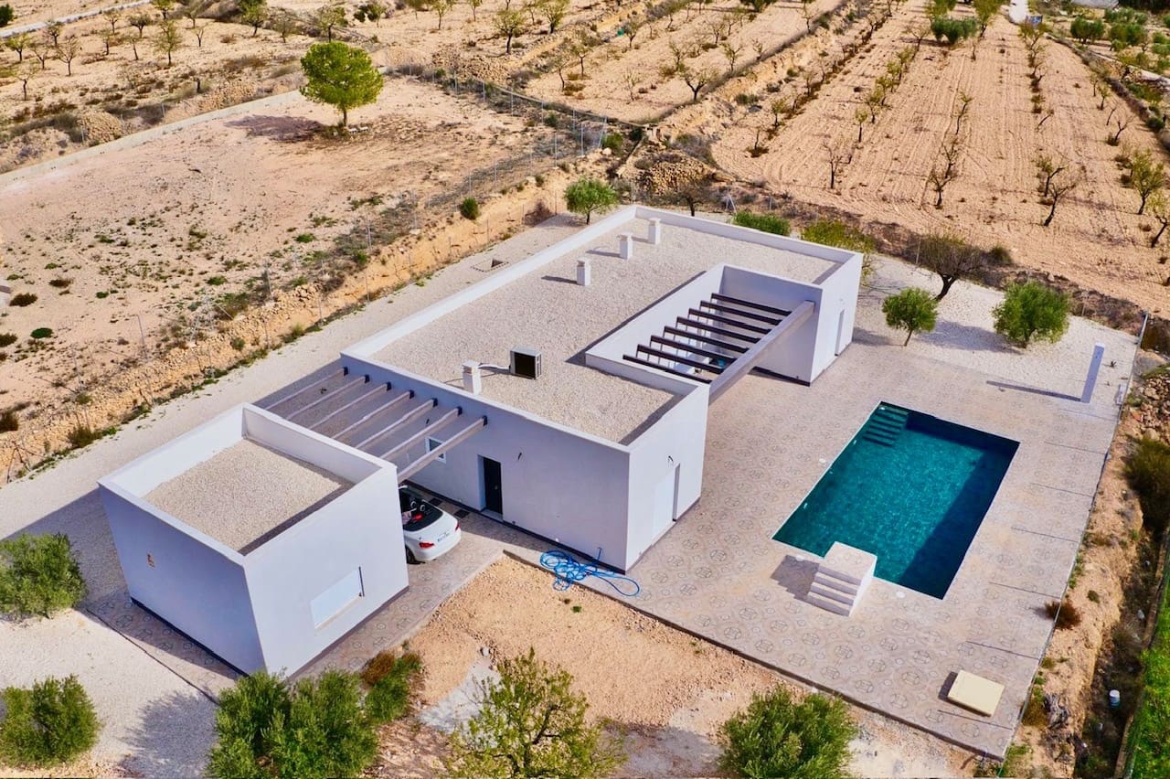 3 soveværelse Villa til salg i Pinoso med swimmingpool garage - € 365.000 (Ref: 9932114)