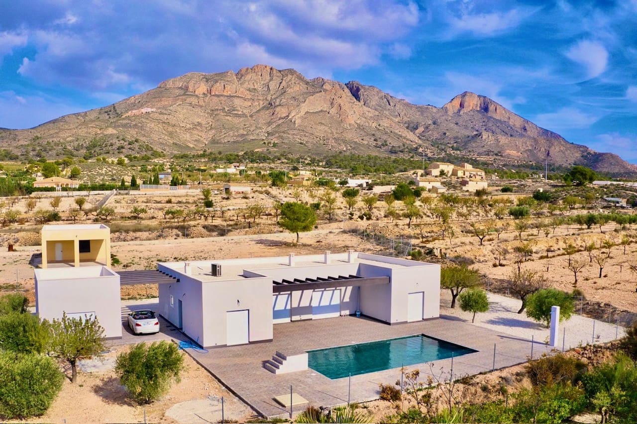 3 soveværelse Villa til salg i Pinoso med swimmingpool garage - € 365.000 (Ref: 9932114)