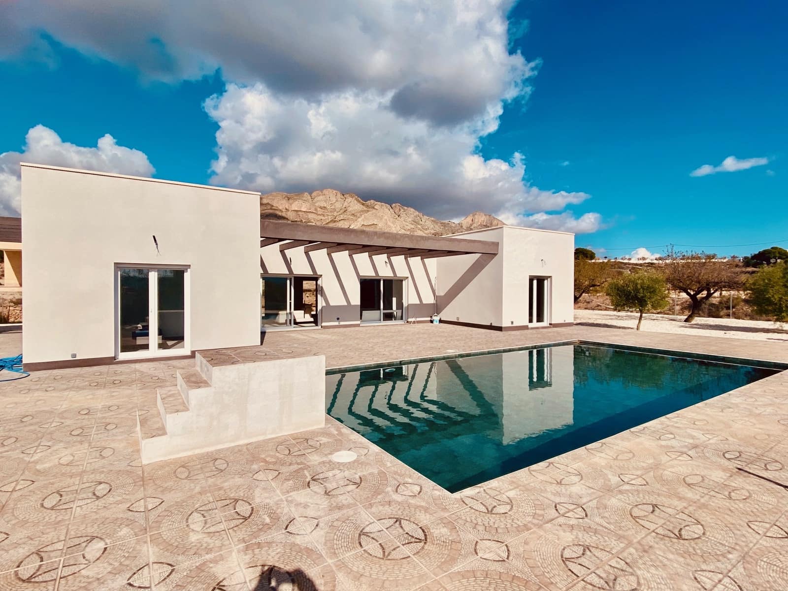 3 soveværelse Villa til salg i Pinoso med swimmingpool garage - € 365.000 (Ref: 9932114)