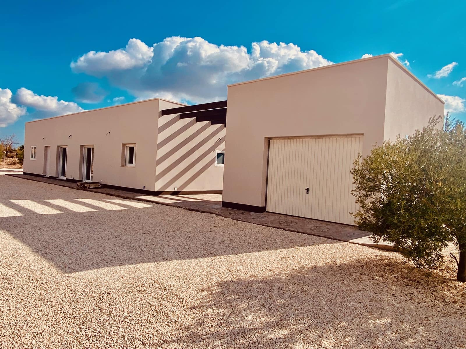 3 soveværelse Villa til salg i Pinoso med swimmingpool garage - € 365.000 (Ref: 9932114)