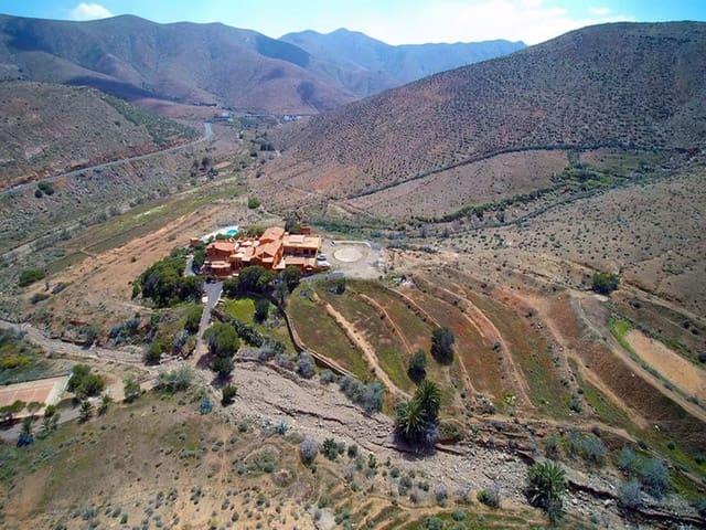 16 bedroom Finca/Country House for sale in Betancuria with pool garage - € 2,950,000 (Ref: 7203018)