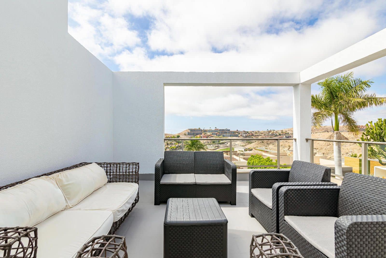 3 slaapkamer Villa te koop in San Bartolome de Tirajana met zwembad garage - € 739.000 (Ref: 8580833)