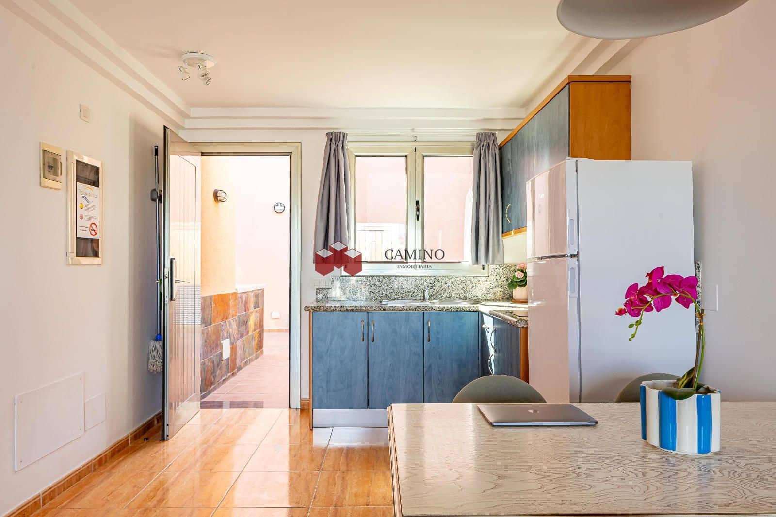 Appartement de 2 chambres à louer à Amadores avec piscine garage - 1 000 € (Ref: 9816785)