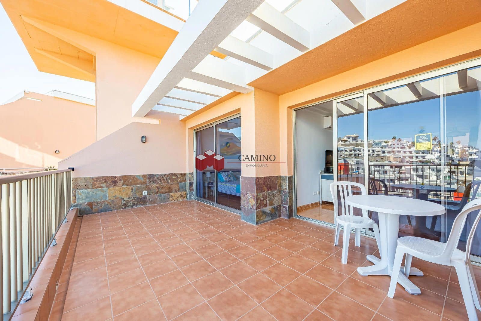 Appartement de 2 chambres à louer à Amadores avec piscine garage - 1 000 € (Ref: 9816785)