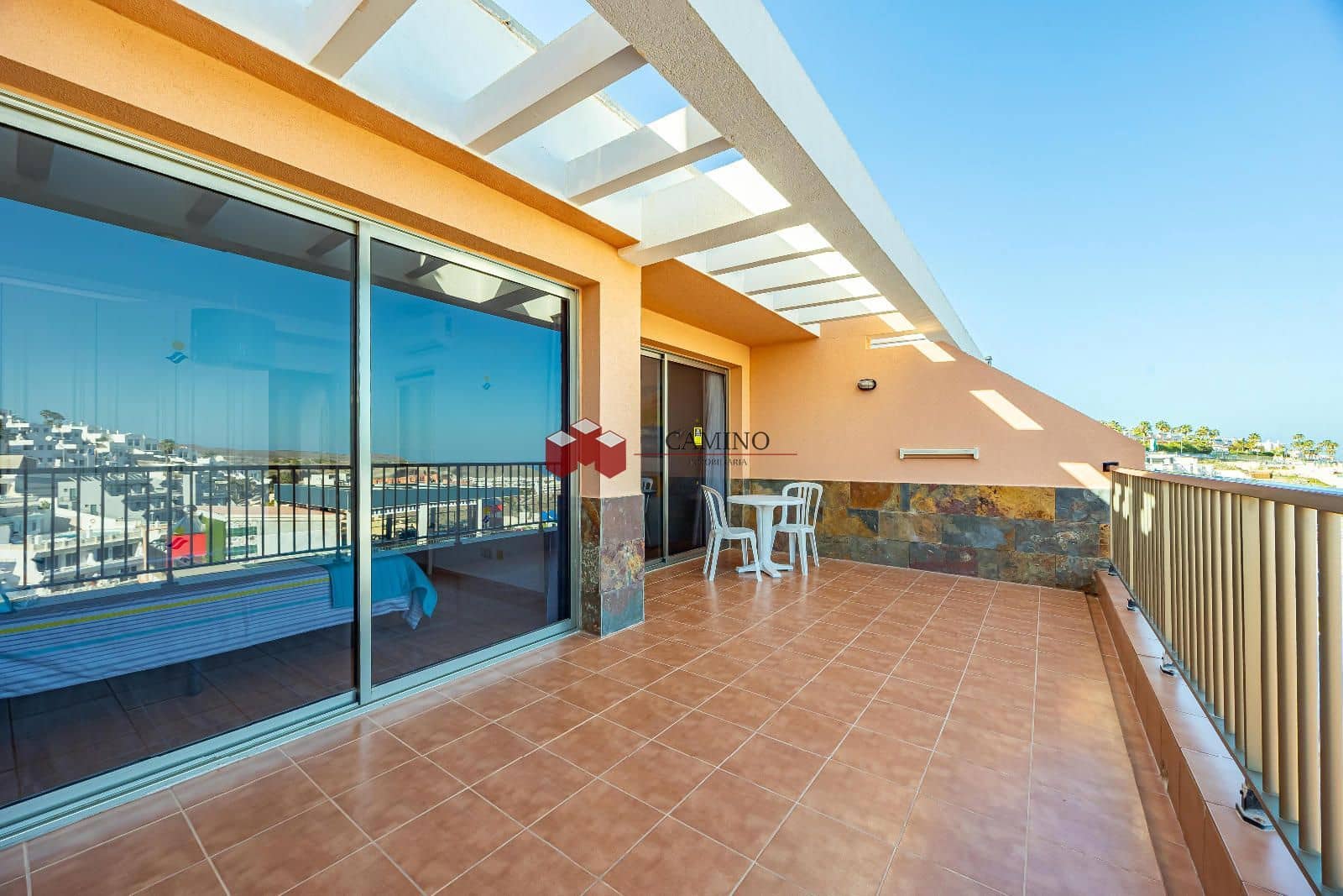 Appartement de 2 chambres à louer à Amadores avec piscine garage - 1 000 € (Ref: 9816785)