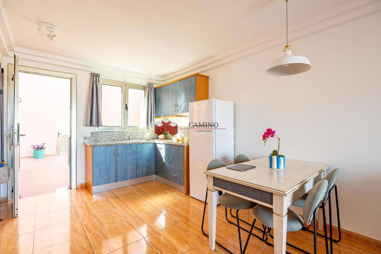 Appartement de 2 chambres à louer à Amadores avec piscine garage - 1 000 € (Ref: 9816785)