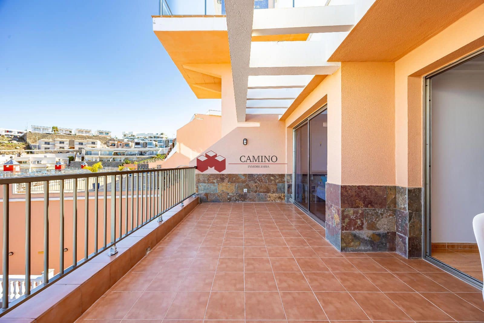 Appartement de 2 chambres à louer à Amadores avec piscine garage - 1 000 € (Ref: 9816785)