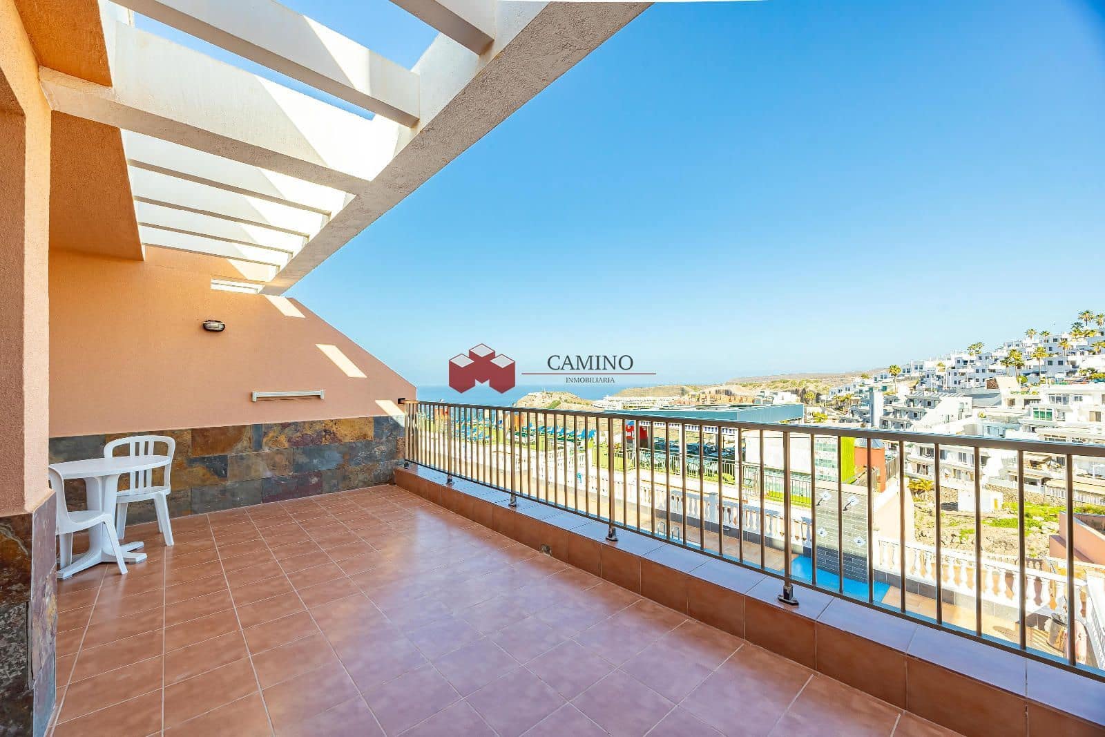 Appartement de 2 chambres à louer à Amadores avec piscine garage - 1 000 € (Ref: 9816785)