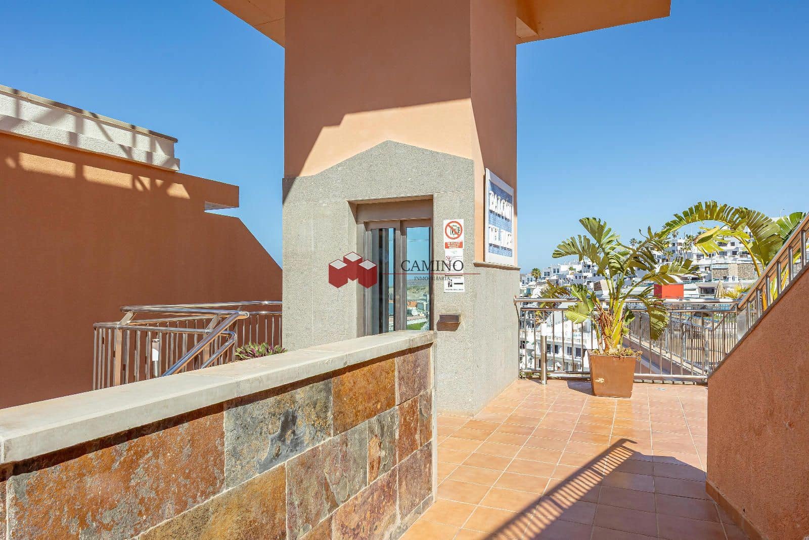 Appartement de 2 chambres à louer à Amadores avec piscine garage - 1 000 € (Ref: 9816785)