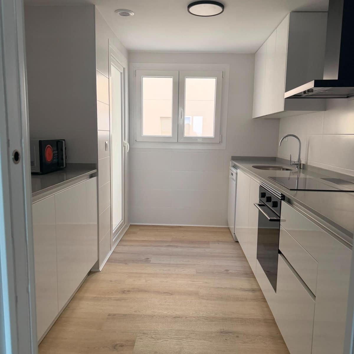 Piso de 3 habitaciones en San Pedro de Alcantara en alquiler con piscina garaje - 3.000 € (Ref: 10007193)