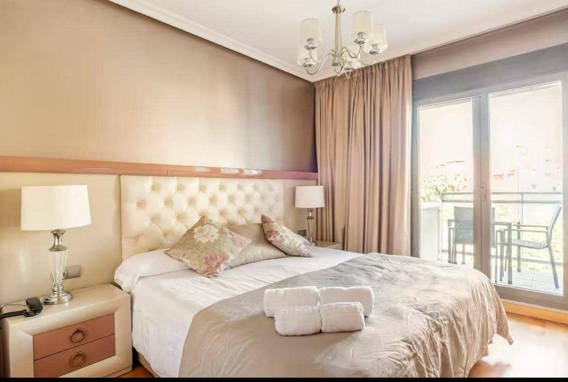 2 Zimmer Wohnung zu vermieten in Torrequebrada mit Pool Garage - 2.000 € (Ref: 10038382)
