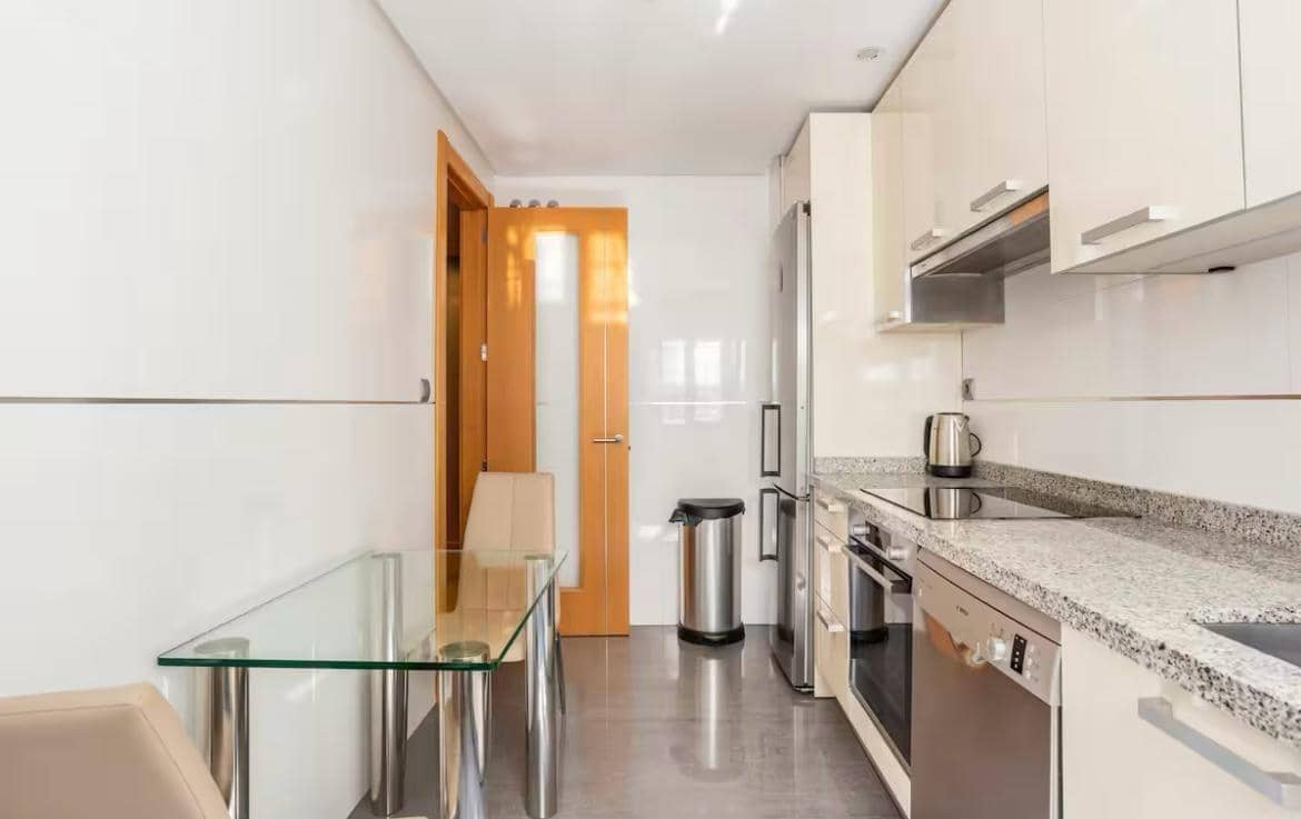 2 Zimmer Wohnung zu vermieten in Torrequebrada mit Pool Garage - 2.000 € (Ref: 10038382)
