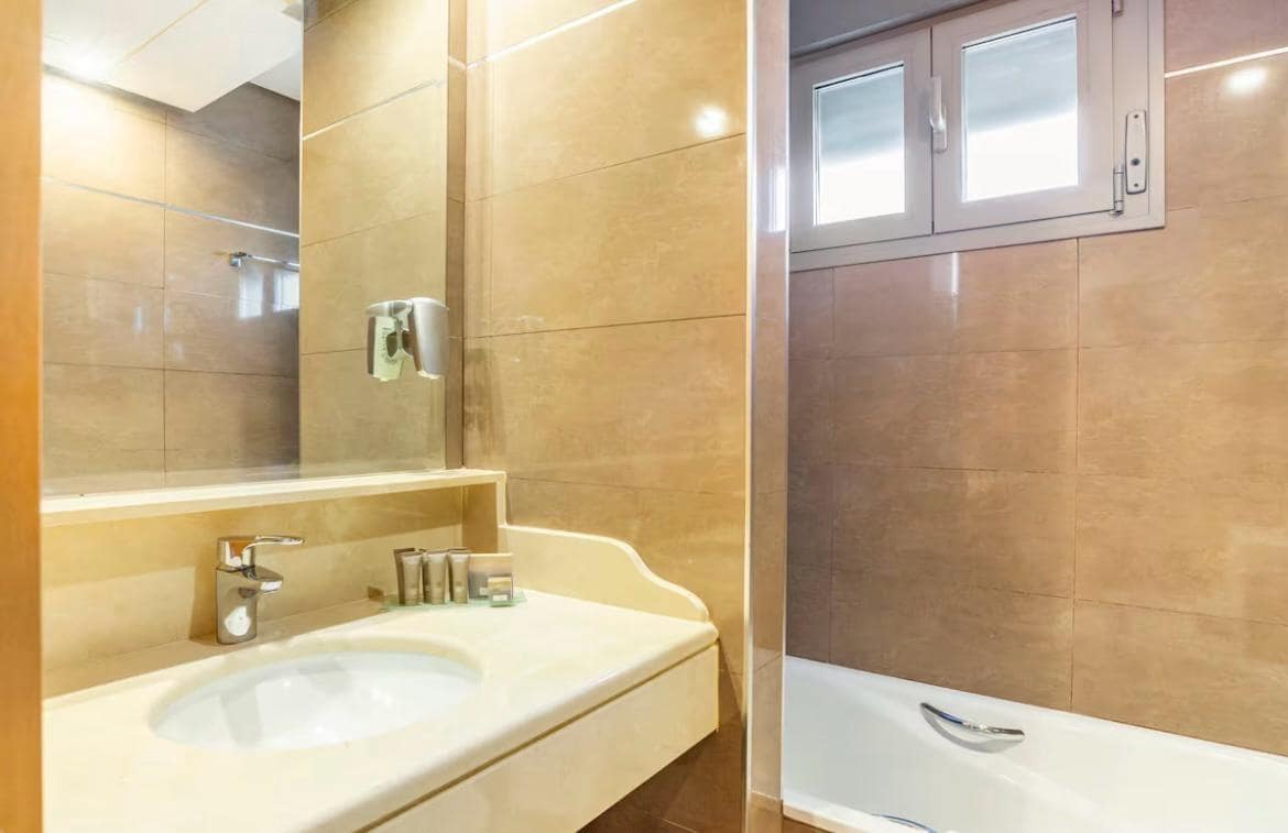 2 Zimmer Wohnung zu vermieten in Torrequebrada mit Pool Garage - 2.000 € (Ref: 10038382)